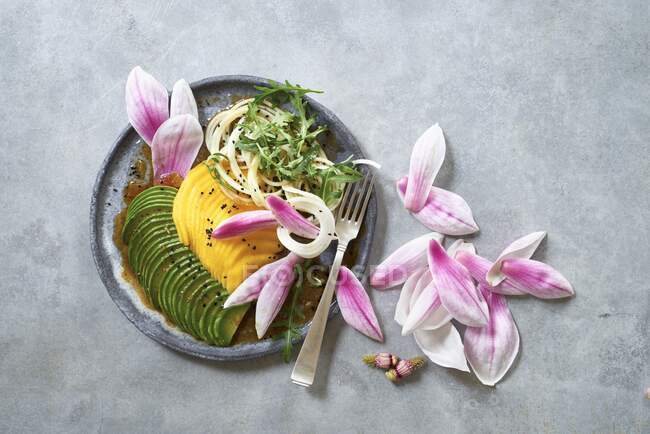Insalata di avocado con fiori di mango e magnolia — Foto stock