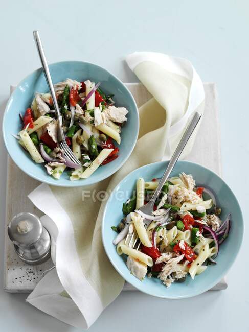 Salada de macarrão quente com atum, pimentão e limão — Fotografia de Stock
