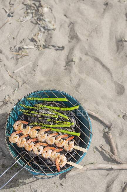 Camarão e aspargos bbq, localização da praia — Fotografia de Stock