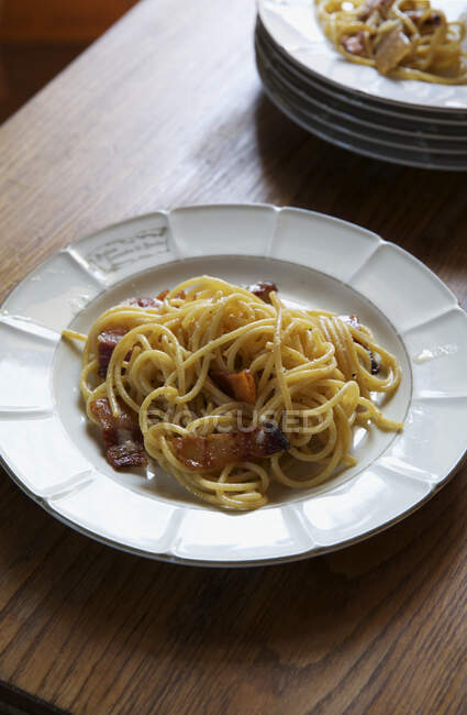 Spaghetti con formaggio e guancia di maiale — Foto stock
