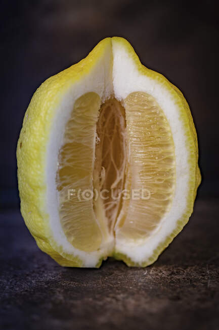 Fresh sliced lemon, close up shot — Stock Photo