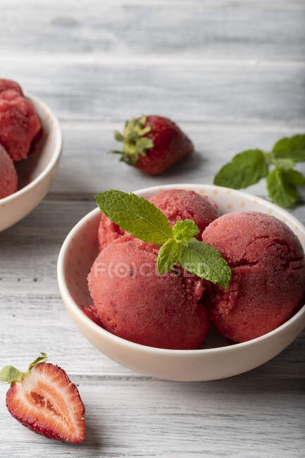 Hausgemachte Erdbeerbanane schöne Sahne, frische Minze und Erdbeeren — Stockfoto