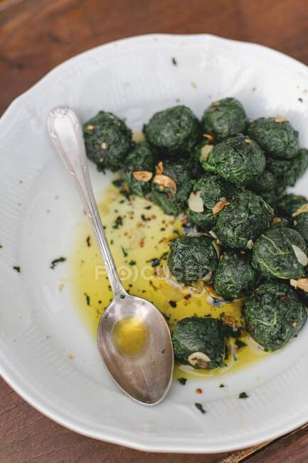 Spinach dumplings in olive oil — Stock Photo