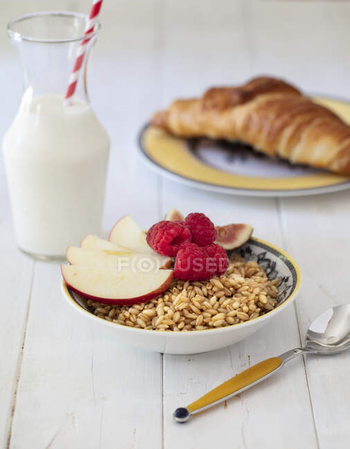 Orge à grains nus pour le petit déjeuner — Photo de stock