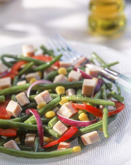 Летний салат с зеленой фасолью, ветчиной, перцем и кукурузой — стоковое фото