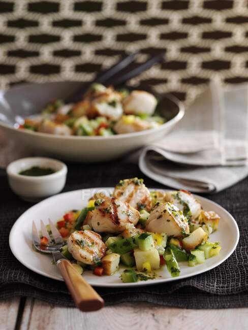 Pan-seared scallops on a vegetable salad — Stock Photo