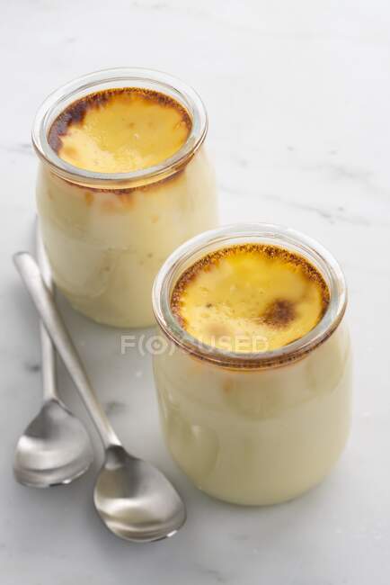 Cream a la vanille (baked vanilla cream, France) in jars — Stock Photo