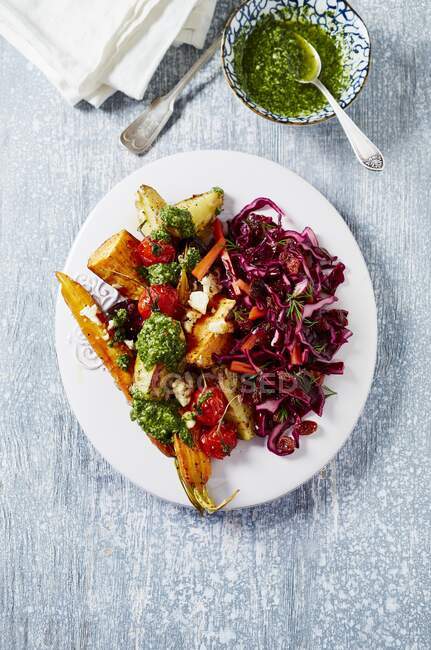 Oven baked vegetables with pesto and red cabbage salad — Stock Photo