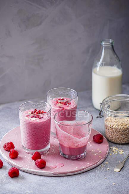 Drinking raspberry yoghurt with oats and vanilla — Stock Photo