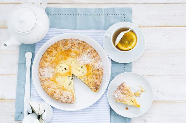 Plan rapproché de délicieuses crostata ricotta avec thé orange — Photo de stock