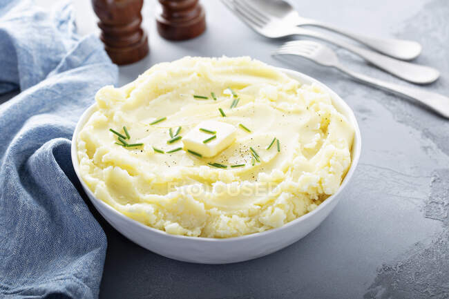 Fluffy mashed potatoes with chives and butter — Stock Photo