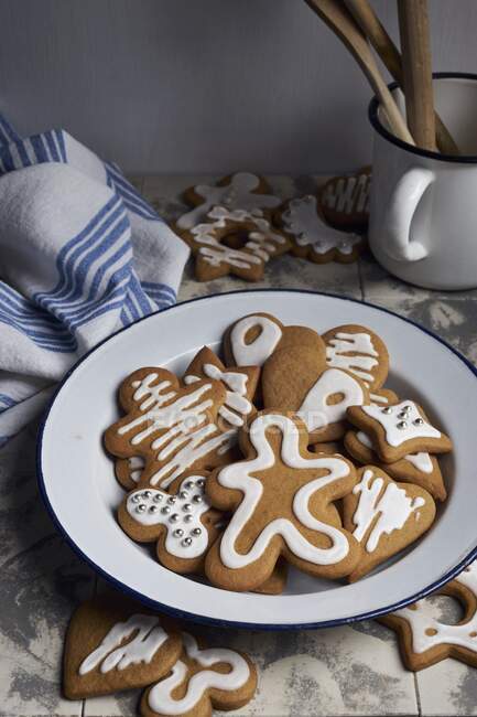 Gingerbread decorated with icing for Christmas — Stock Photo