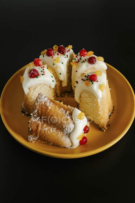 Bundt cake with cranberry and Christmas sugar sprinkles — Stock Photo