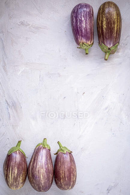 Frische rote Zwiebel auf einem hölzernen Hintergrund — Stockfoto