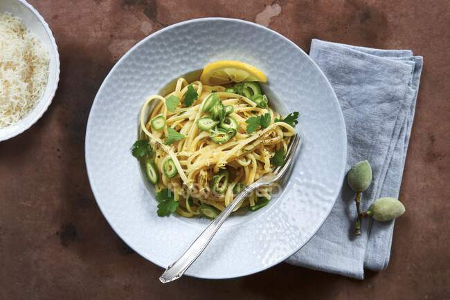 Spaghetti with green almonds and lemon sauce — Stock Photo