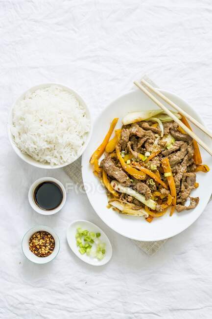 Rinderrührbraten mit Karotten und Frühlingszwiebeln, serviert mit Reis — Stockfoto