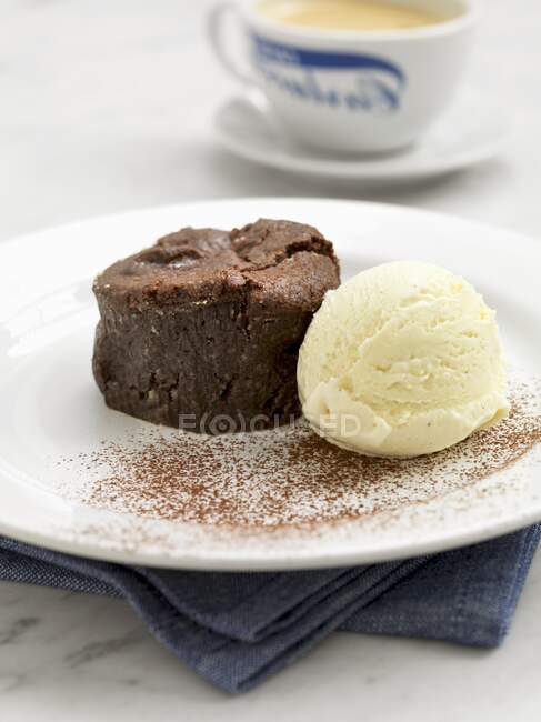Шоколадная помадка с ванильным мороженым — стоковое фото