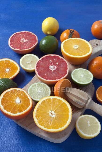 Uma variedade de citrinos a bordo — Fotografia de Stock