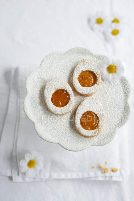 Close-up shot of delicious Easter egg shaped cookies with jam — Stock Photo