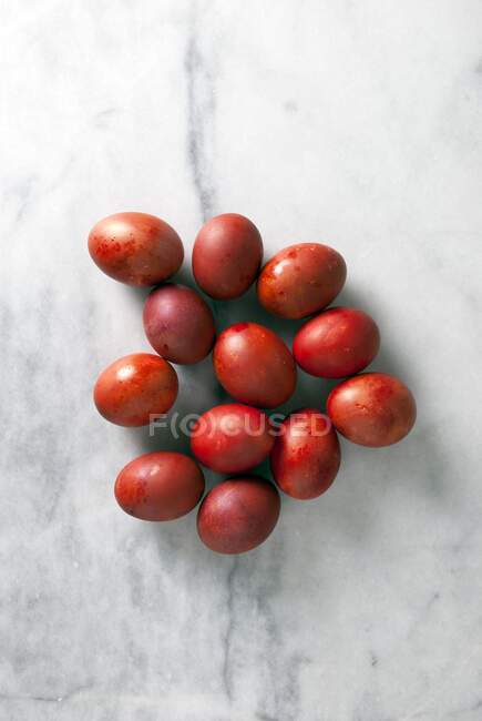 Uova di Pasqua greche rosse su uno sfondo di marmo — Foto stock