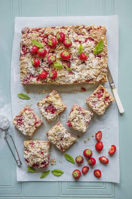 Sponge cake with fresh strawberries and crumble topping — Stock Photo