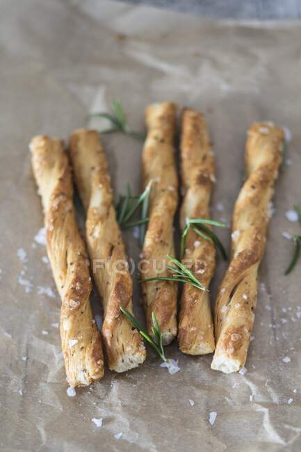 Puff pastry sticks with salt and rosemary — Stock Photo