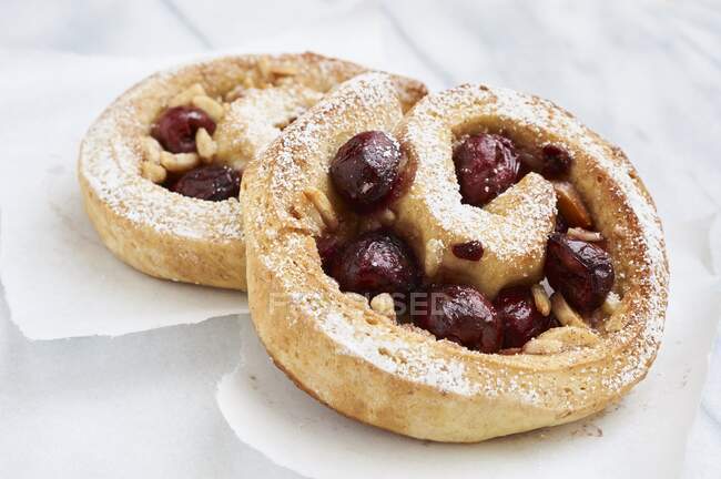 Yeast pastry snails with cherries and almonds — Stock Photo