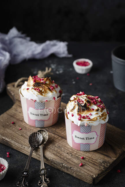 Cupcakes mit Baiser-Zuckerguss — Stockfoto