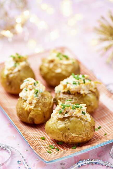 Mini Jacket Potatoes with cheese and chives — Stock Photo