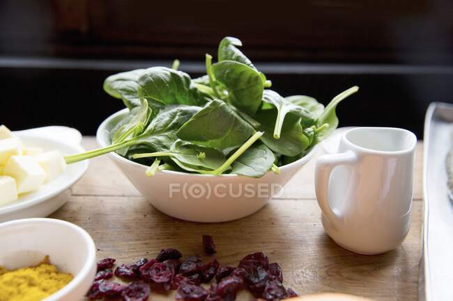 Spinach leaves, butter, and curry powder — Stock Photo