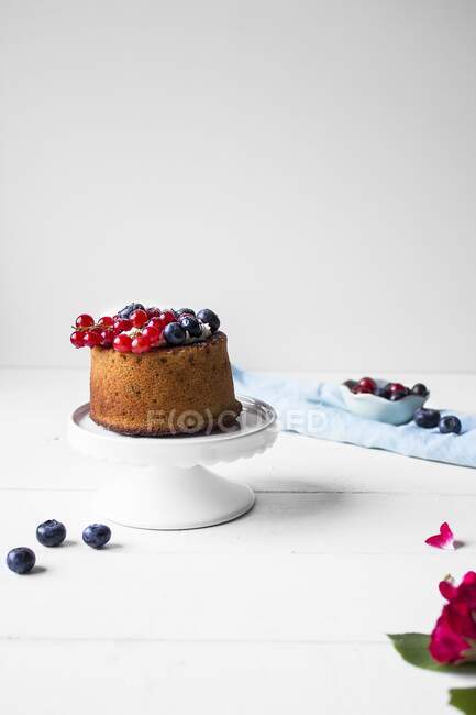 Ein glutenfreier Kuchen gefüllt mit frischem Obst und Sahne — Stockfoto