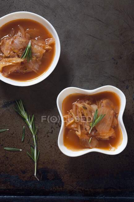 Deux bols de soupe au chou blanc — Photo de stock