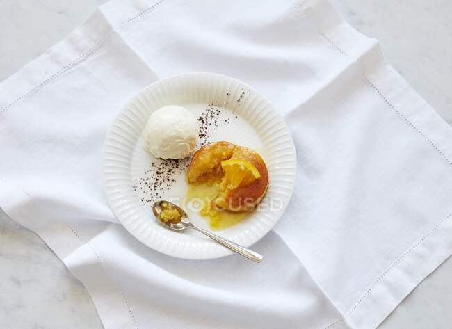 Torta de polenta naranja con helado de vainilla - foto de stock