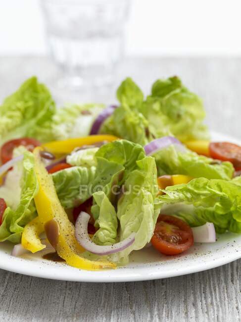 Салат с луком, перцем и помидорами черри — стоковое фото