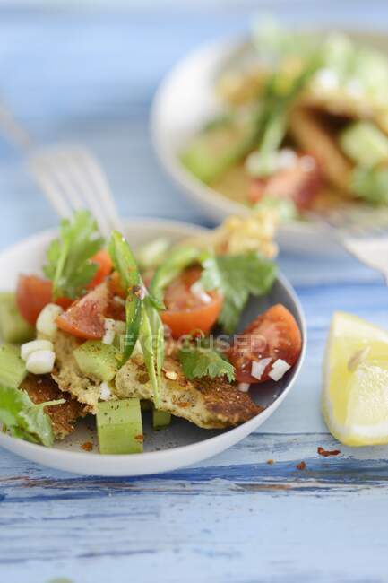 Bread salad with cucumbers and tomatoes, close up shot — Stock Photo