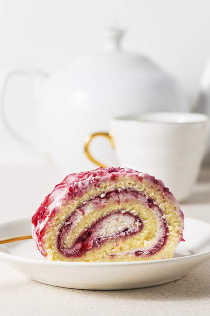 Vanilla raspberry swiss roll cake — Stock Photo