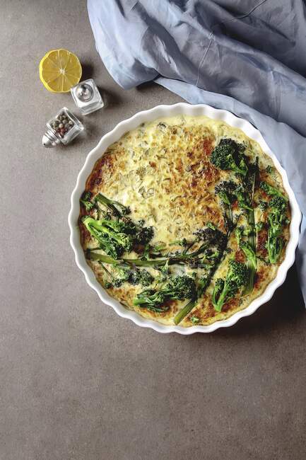 Vegetable quiche with broccoli and cheese in a white plate, Traditional French food — Stock Photo
