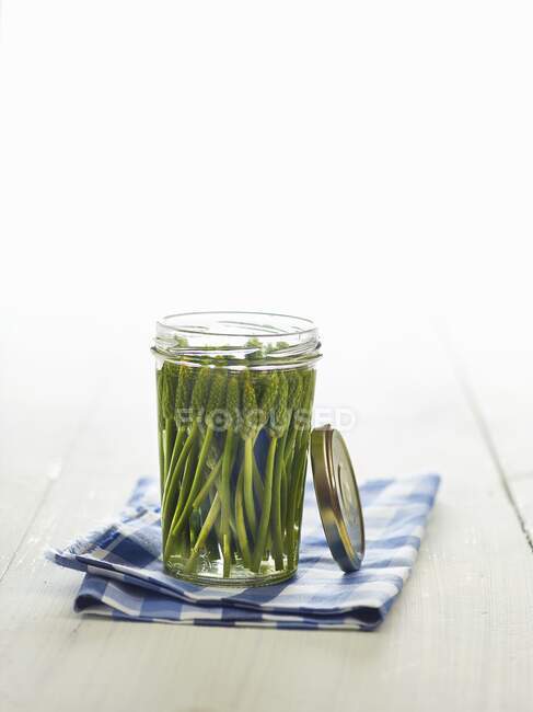 Pickled wild garlic in a mason jar — Stock Photo