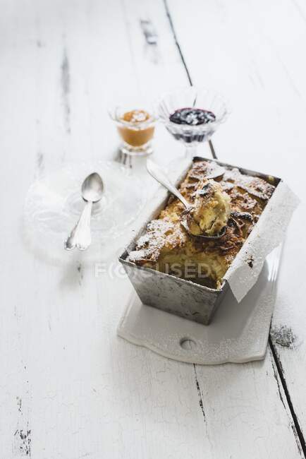 Kibkoch (круассанный пудинг, Австрия) с сушеными абрикосами — стоковое фото