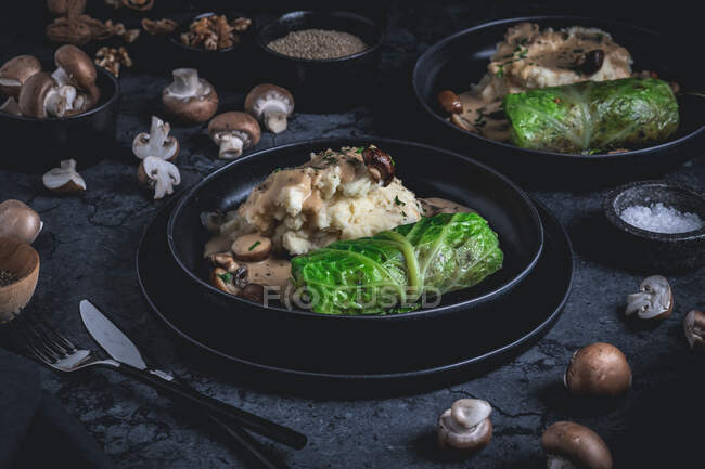 Вегетаріанська савойська капуста з грибами та картопляним пюре — стокове фото