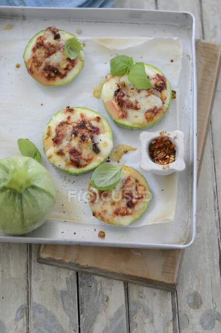 Stuffed zucchini slices with chili flakes — Stock Photo