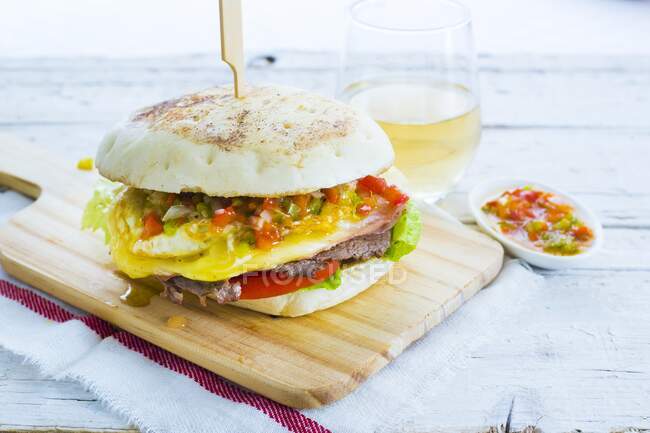 Sandwich Lomito con carne de res y huevo frito (Argentina)) - foto de stock