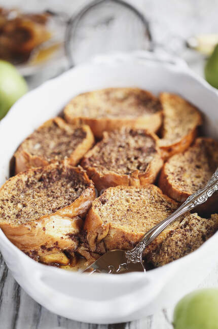 Casserole de pain perdu aux pommes — Photo de stock