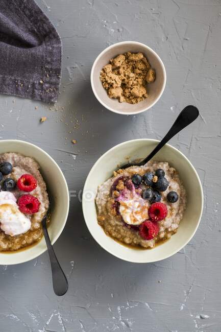 Porridge with berries and yogurt — Stock Photo