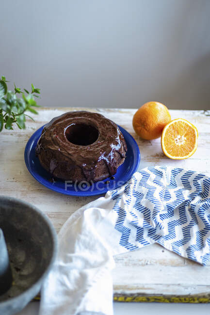 Gâteau bundt au chocolat avec sucre de noix de coco et glaçage au chocolat orange — Photo de stock