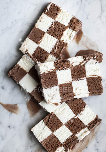 Fette di gelato alla vaniglia e cioccolato a scacchiera — Foto stock