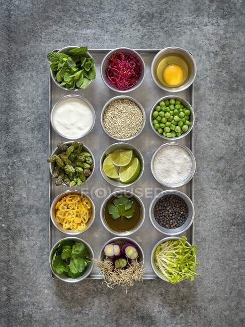 Ingrédients pour la fabrication de hamburgers et muffins de quinoa dans de petits bols — Photo de stock