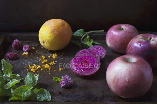 Ingrédients pour savourer les pommes sur un plateau sombre — Photo de stock