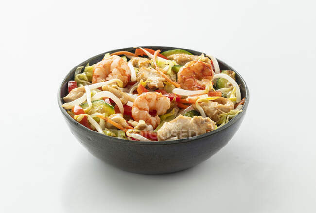 A bowl with shrimps, chicken, soya sprouts and vegetables — Stock Photo