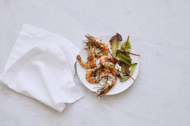 Crevettes avec une salade de feuilles mélangées — Photo de stock